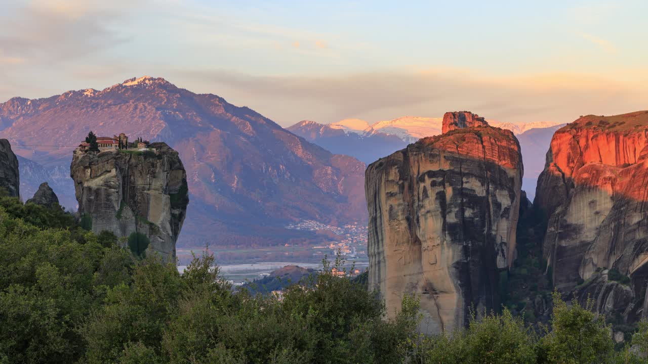 메테오라 수도원의 해가 뜨는 시간