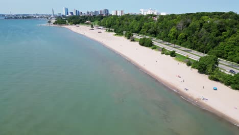 Hermosas-Imágenes-Aéreas-Tomadas-Con-Drones-Sobre-Bradford-Beach-En-Lake-Park,-Milwaukee,-Wisconsin