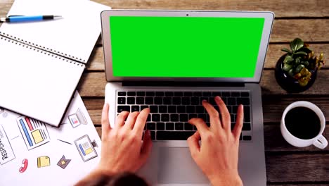 ejecutivo usando computadora portátil en el escritorio 4k