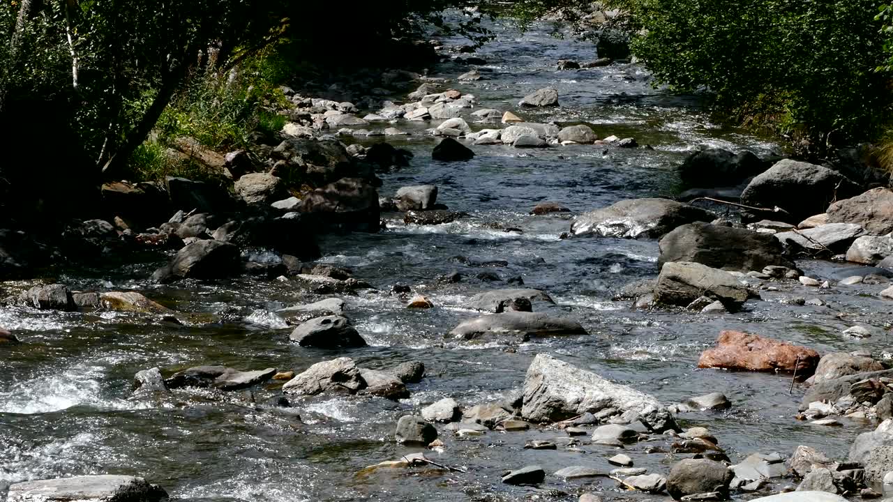 río de montaña en los pirineos de andorra.