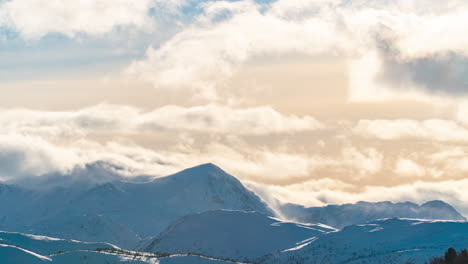 Un-Timelapse-De-Unas-Montañas-En-Volda,-Noruega