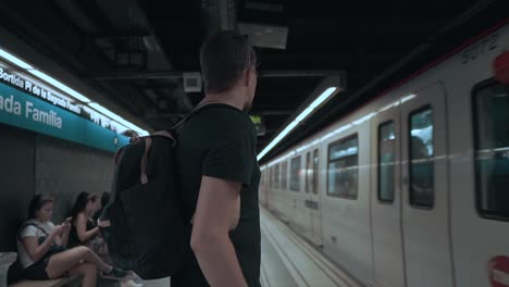 hombre esperando el tren del metro