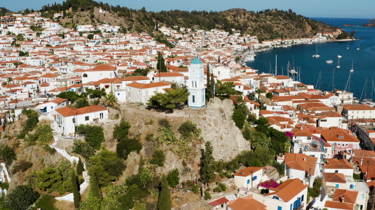vista aérea de la torre del reloj de poros y casas en la isla durante el verano en grecia