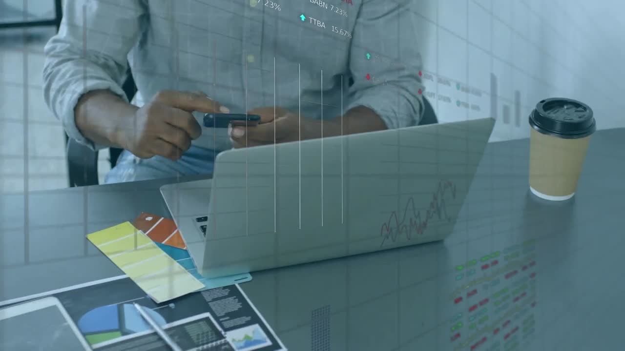 animación del alcance del escáner sobre hombres afroamericanos que usan un teléfono inteligente.