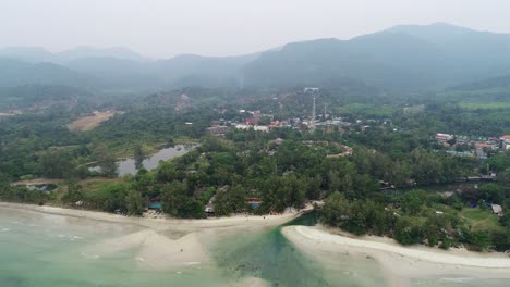 Hermosos-Complejos-Hoteleros-Junto-A-La-Playa-De-Tailandia-Con-Montañas-Al-Fondo---Antena