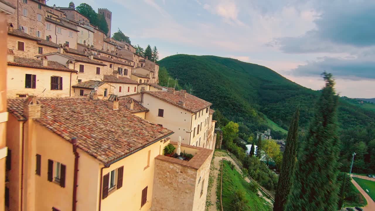 vista panorámica de la aldea medieval de nocera umbra rodeada de colinas y paisajes verdes en umbría, italia