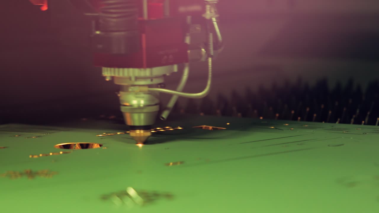 corte láser cnc de metal, tecnología industrial moderna.