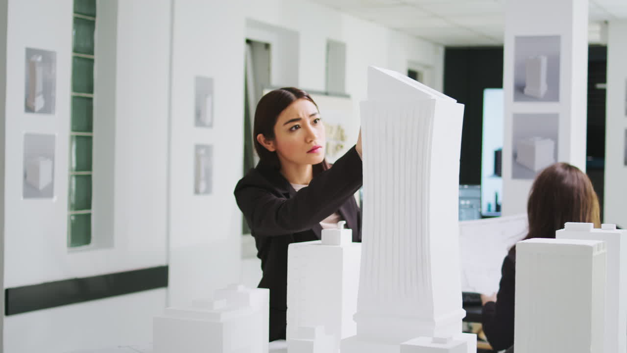 artista gráfico desarrollando edificios arquitectónicos en 3d
