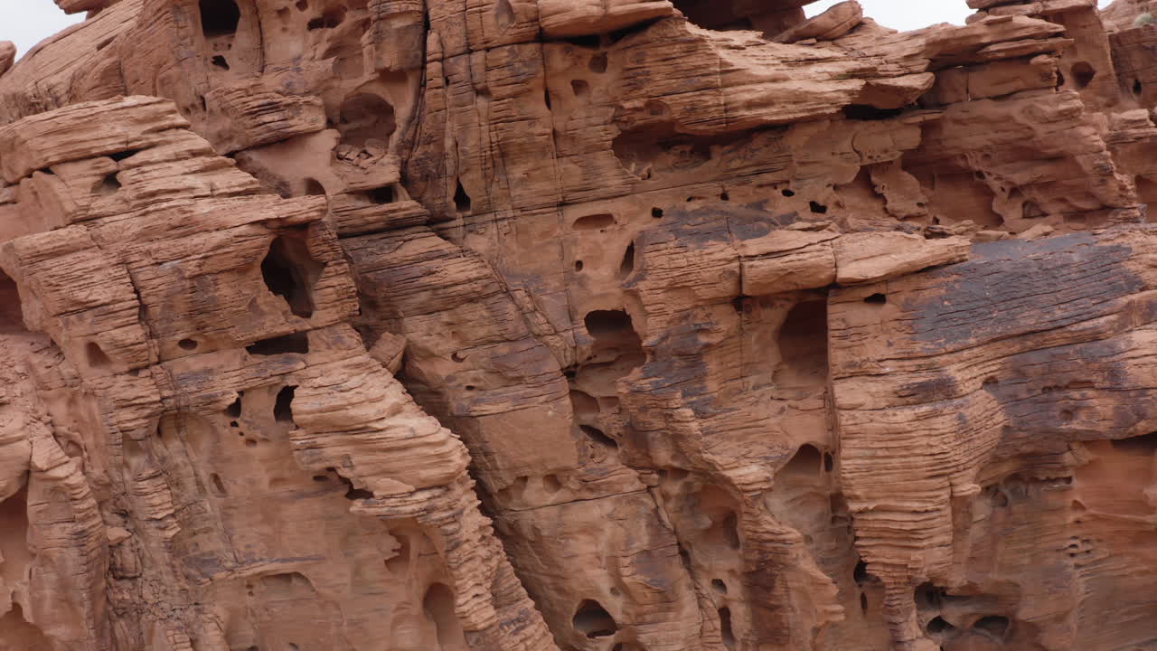 красивые красные песчаные породы и текстуры, напоминающие марсианскую почву.