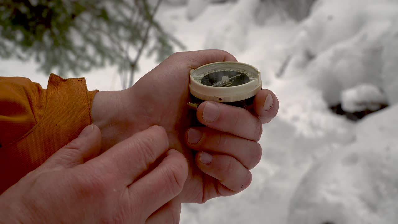 de cerca en la brújula