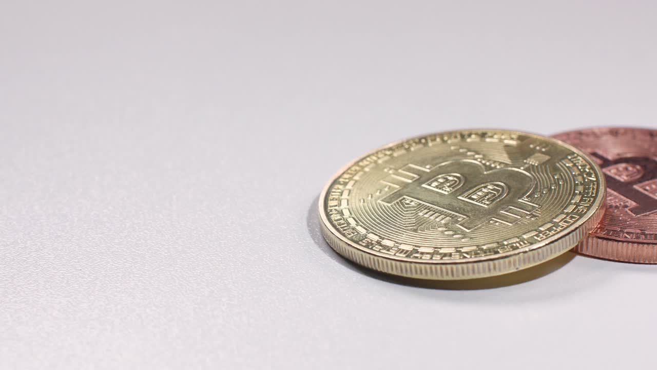 foto panorámica de bitcoins en una superficie blanca