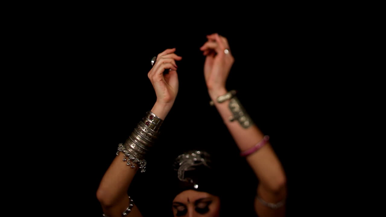 Danzatrice in abito tradizionale 15