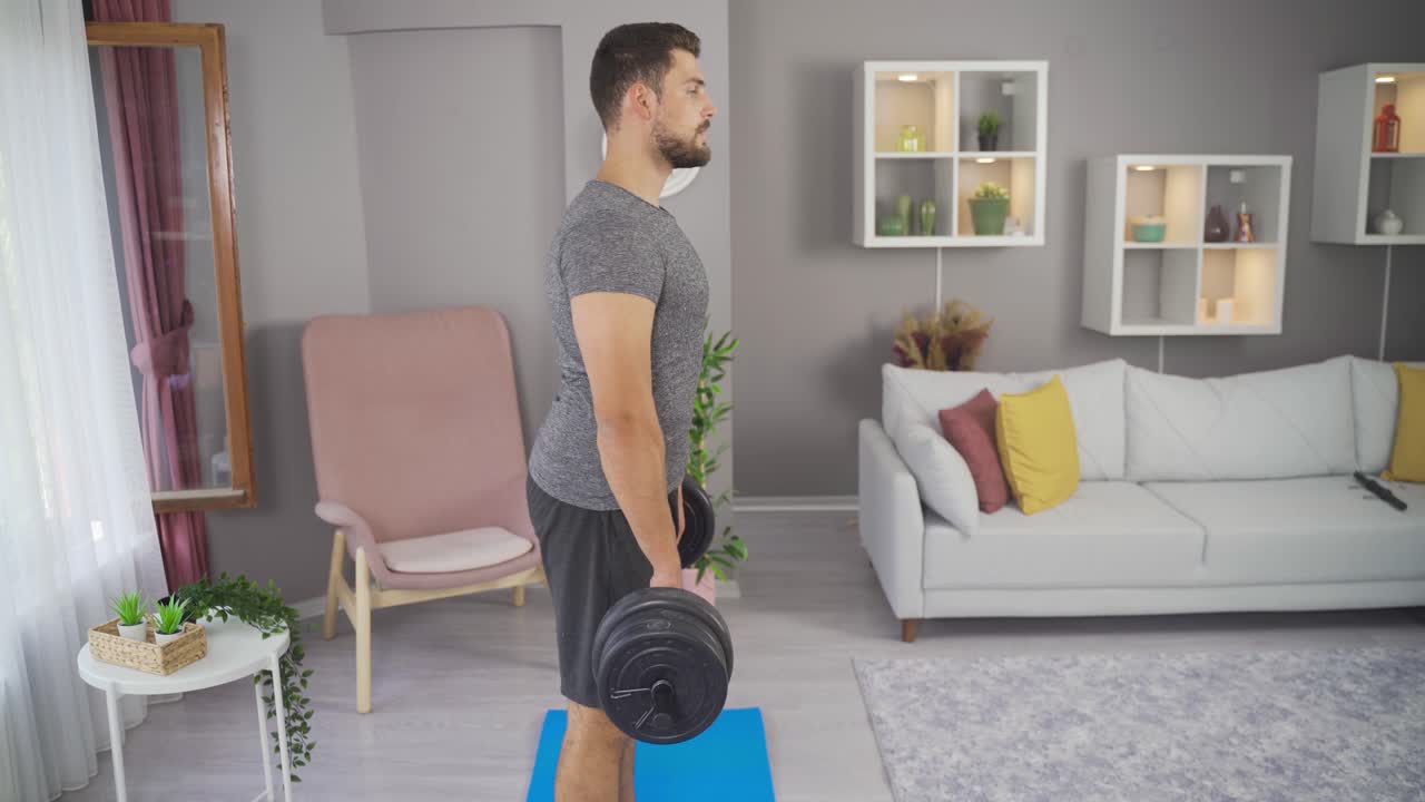 Jovem forte fazendo exercício. Atlético e em forma