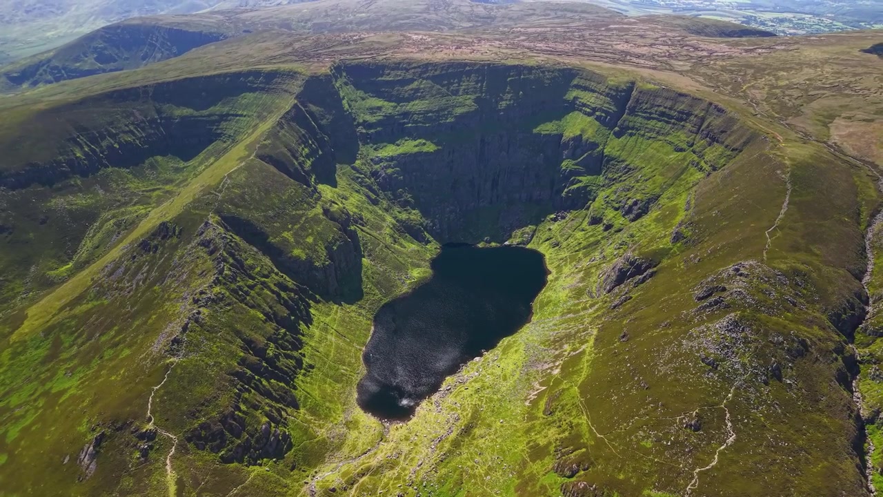 Enastående flygvy över Coumshingaun Lake, Comeragh Mountains, Irland – ett resmål