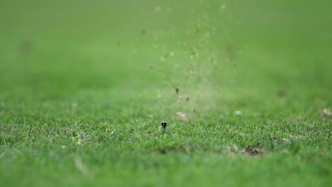 Nahaufnahme-Eines-Golfspielers,-Der-In-Zeitlupe-Einen-Abschlag-Schlägt