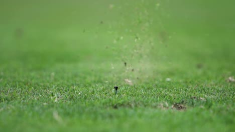 close up de un golfista golpeando el tee en cámara lenta
