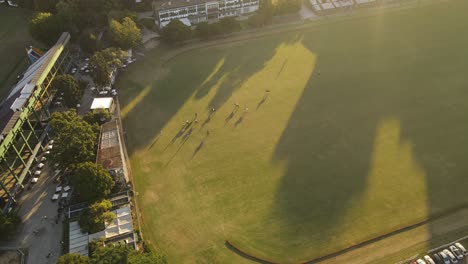 Vuelo-De-Drones-Sobre-El-Campo-De-Hierba-Durante-El-Juego-De-Polo-A-Caballo-En-Buenos-Aires-Al-Atardecer