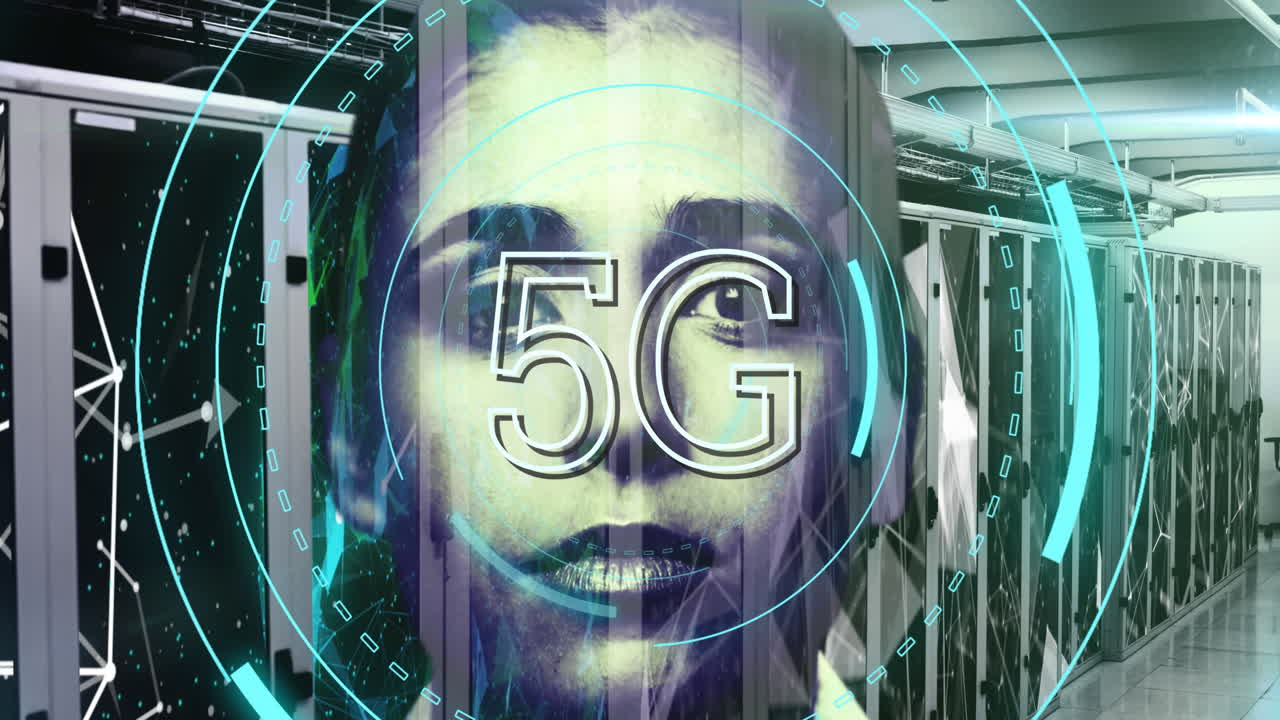 texto de 5g sobre el alcance contra la cara de la mujer y la sala del servidor
