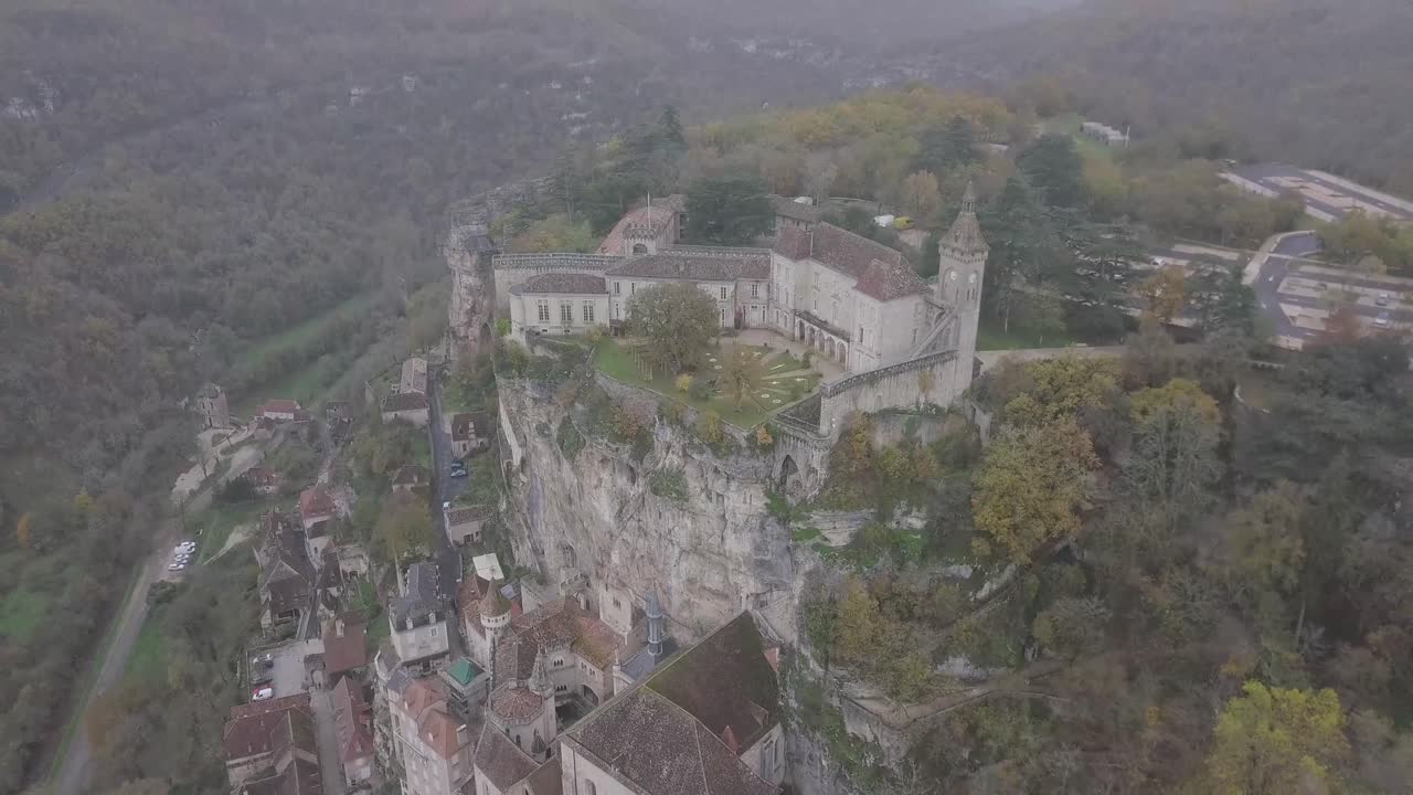 tiro de drone del santuario notre-dame de rocamadour en rocamadour, francia