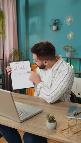 nervioso estresado enojado gerente caucásico peleando con la computadora portátil llamada de video en línea en la oficina de casa webinar