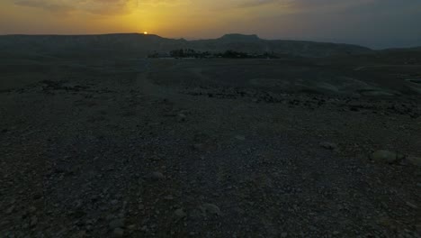 un oasis en medio de un desierto caliente con dunas de arena y palmeras
