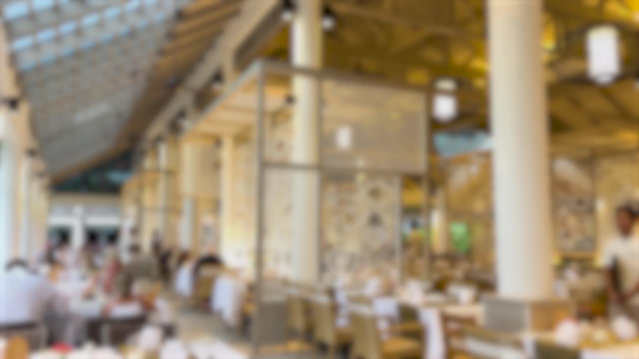 열대적 인 장식 과 환경 조명 을 가진 활기차고 고급스러운 야외 레스토랑 의 흐릿 한 비디오 프레임