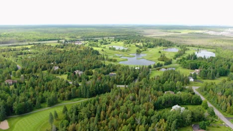 Drone-Mirando-Un-Campo-De-Golf-Ubicado-En-Un-Bosque