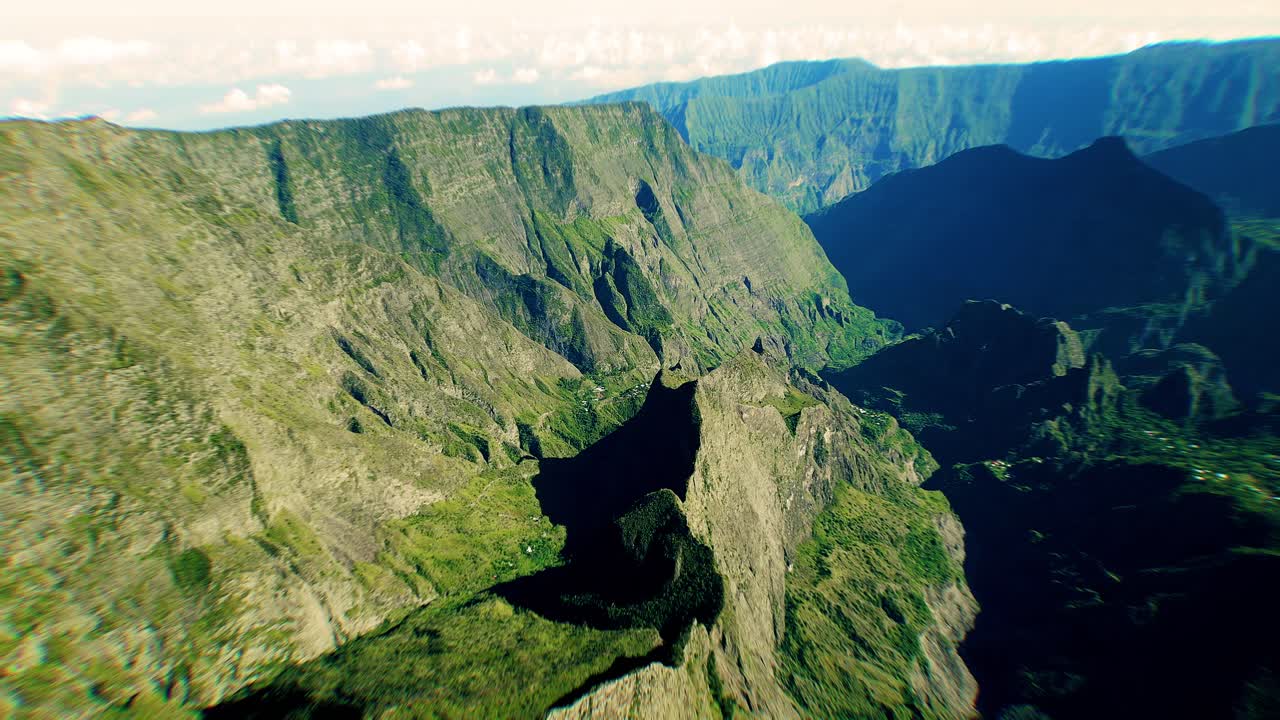 gigantesca toma de gran angular de un dron volando hacia el enorme cráter del cirque du mafate en la isla francesa de la reunión