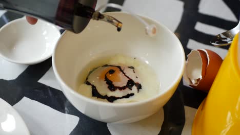 verter salsa de soja o vinagre en un huevo cocido suavemente