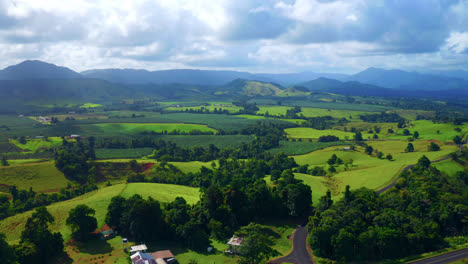 Paisaje-Rural-Con-árboles-Verdes,-Vastos-Campos-Y-Caminos-Rurales-En-La-Región-De-Las-Mesetas-De-Atherton,-Queensland-Australia---Toma-Aérea-De-Drones