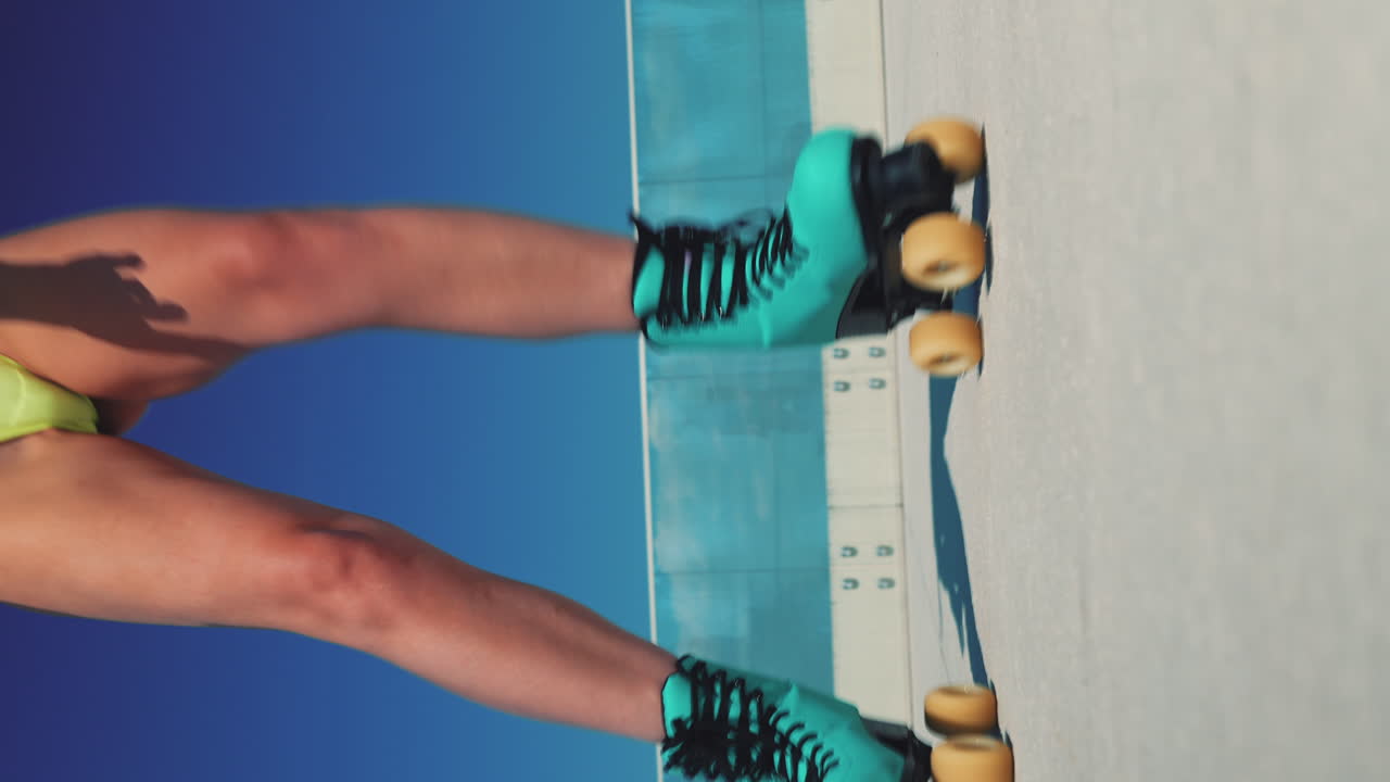 mujer patinando en el techo cerca de una piscina