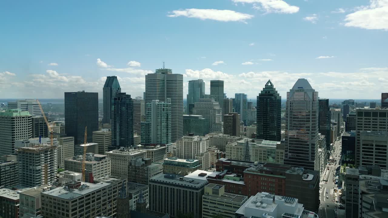 imágenes cinematográficas de drones urbanos de 4k de una vista aérea de edificios y rascacielos en el medio del centro de montreal, quebec en un día soleado