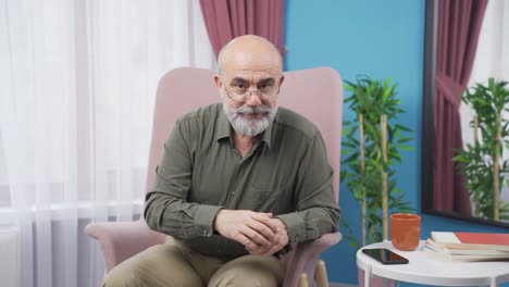 el viejo lindo está haciendo una señal de advertencia a la cámara.