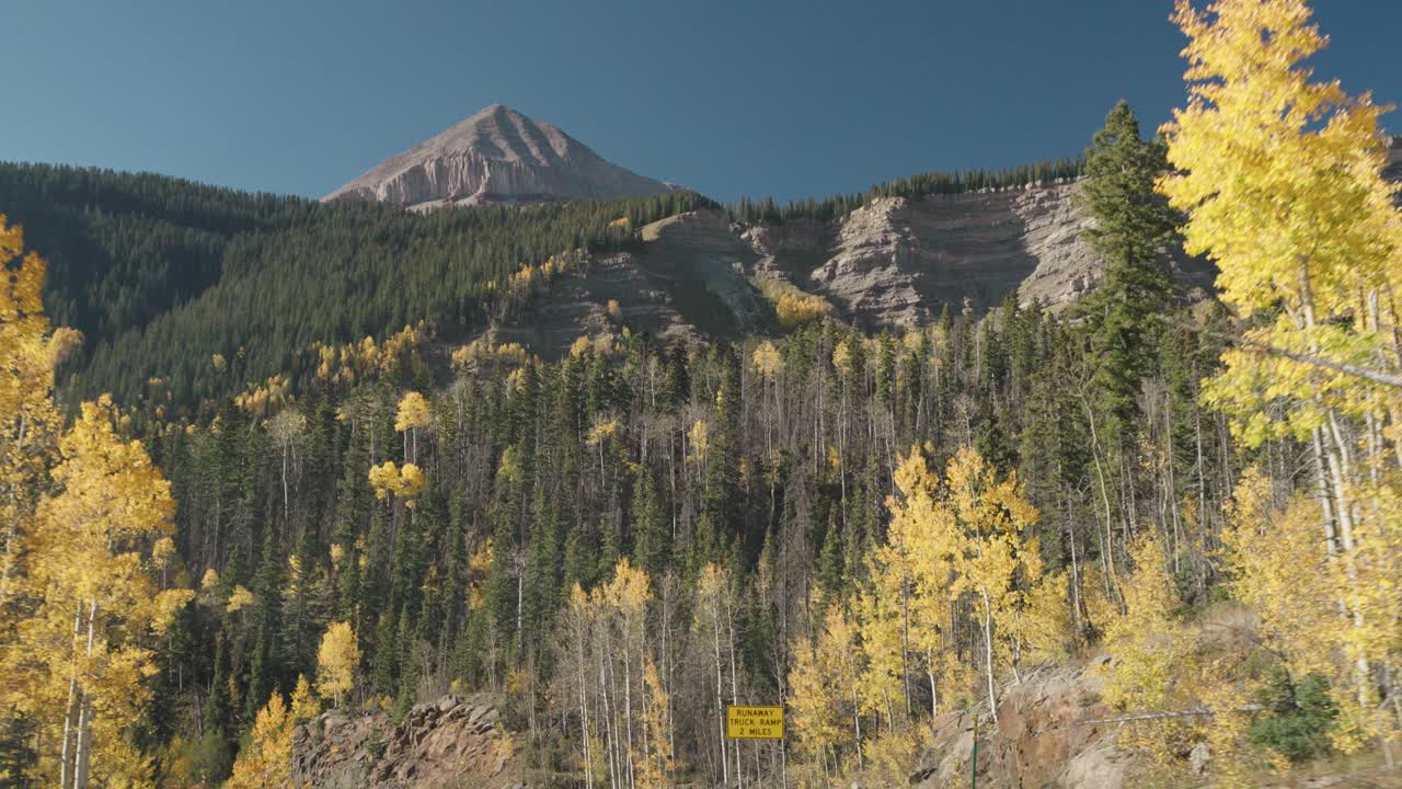 Paesaggio panoramico di montagna con fogliame autunnale