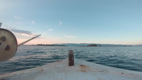 punto de vista desde el interior de un barco de pesca de vela