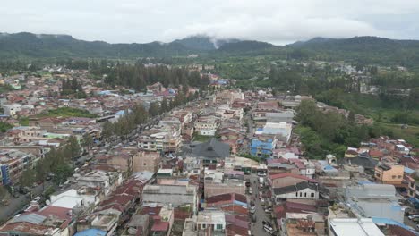 vista aérea de la ciudad de berastagi en tanah karo