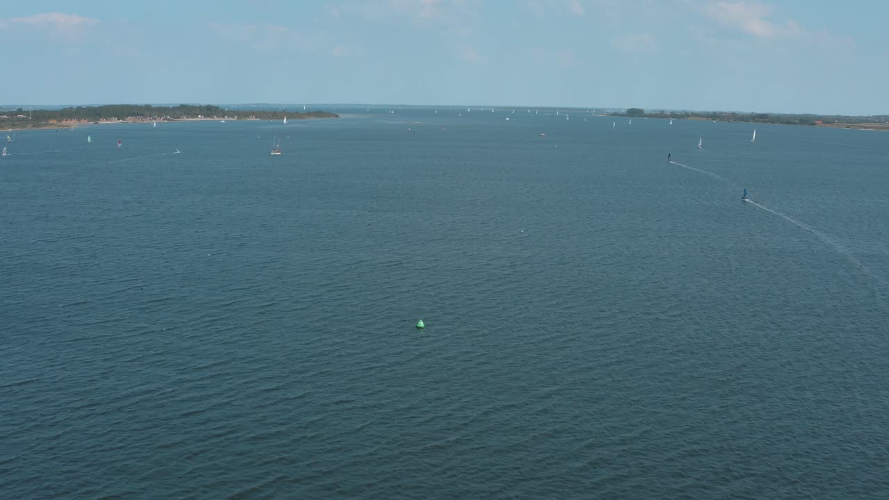 무인 항공기 - 섬에 흰 구름과 함께 화창한 날에 파란색, 물결 모양 및 바람이 부는 바다에서 서퍼의 공중 샷, 30p