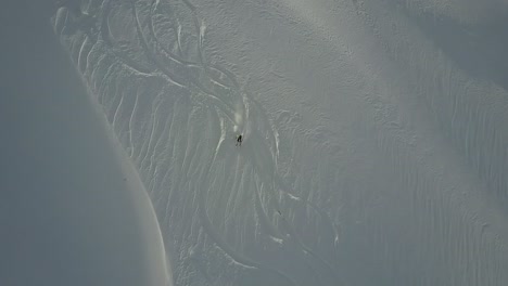 drone rastreando esquiadora sertaneja descendo a encosta da neve