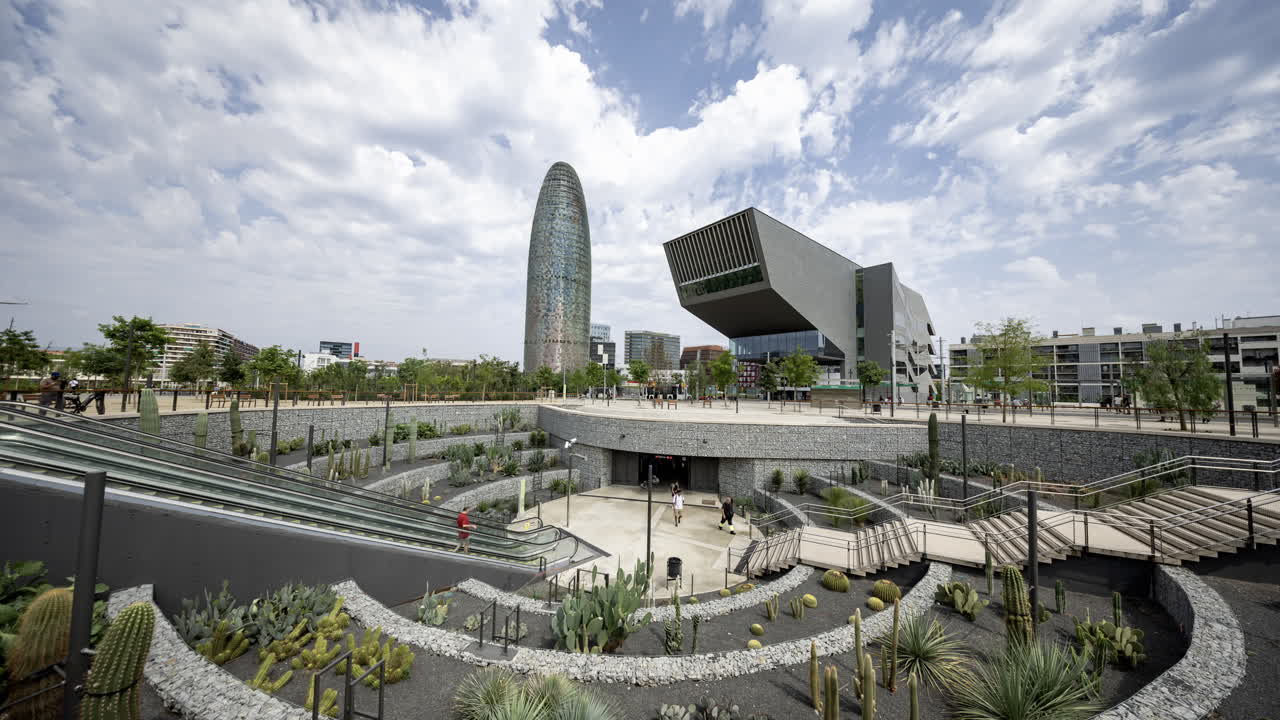 Time lapse de la estación de metro Glòries en Barcelona y del skyline