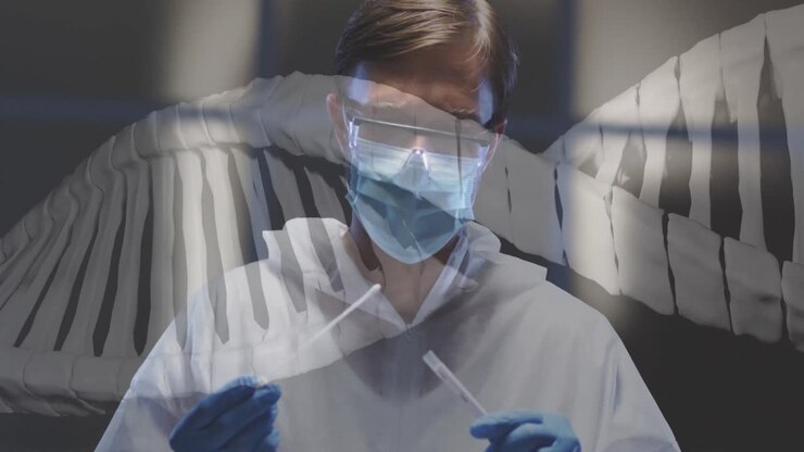 Animazione di un filamento di DNA sopra un medico maschio caucasico in tuta DPI che prepara un test tampone COVID