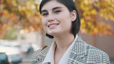 una mujer de negocios elegante al aire libre.