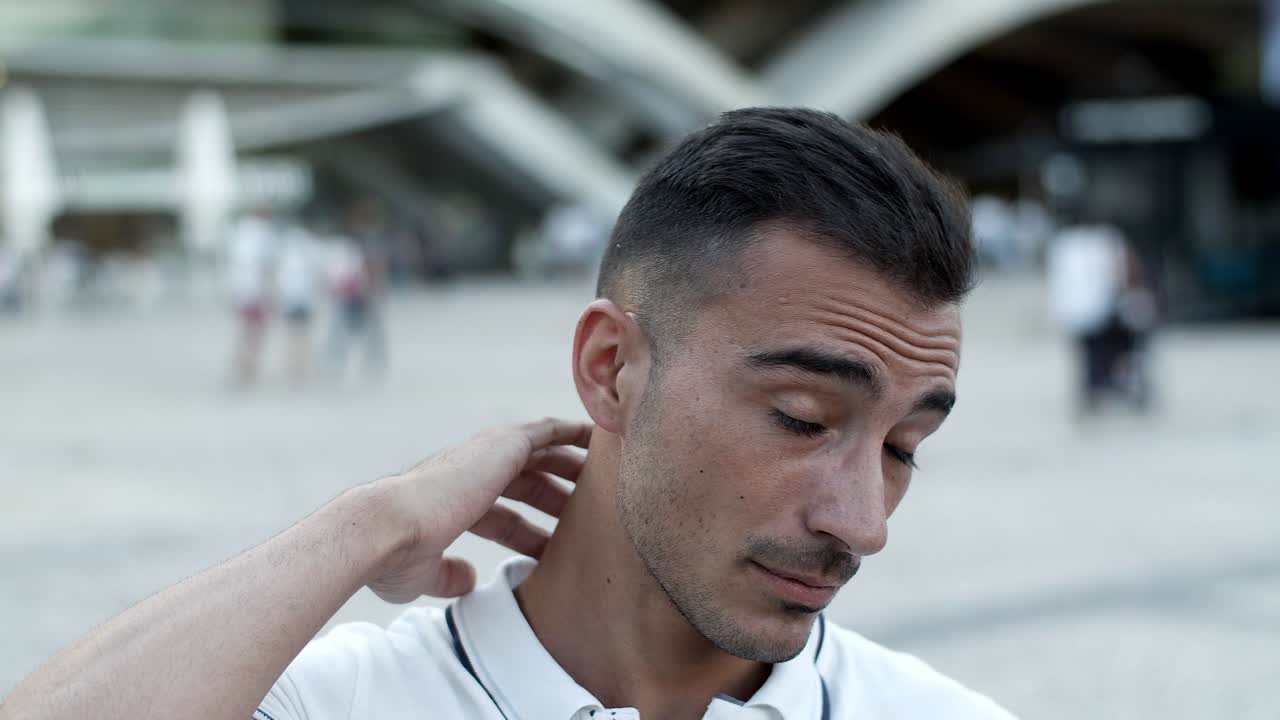 disparo en primer plano de un hombre guapo mirando a la cámara