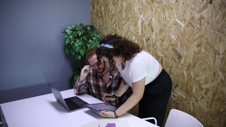 Colleghi che lavorano a un progetto usando gadget