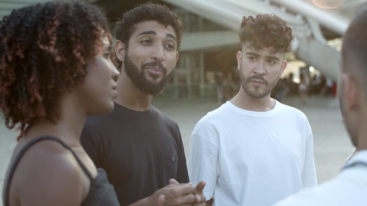 amigos alegres pasando el tiempo juntos