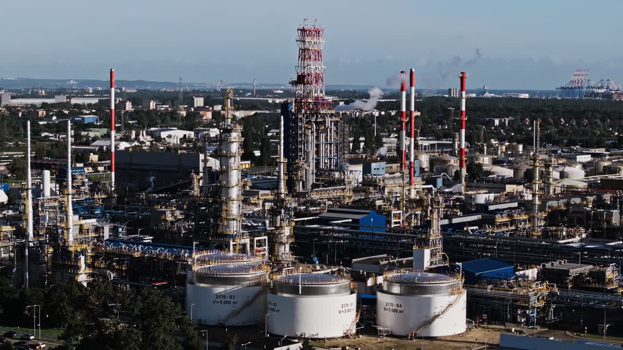 Vista de dron sombría muestra refinería de petróleo de Polonia reflejando tensiones comerciales globales