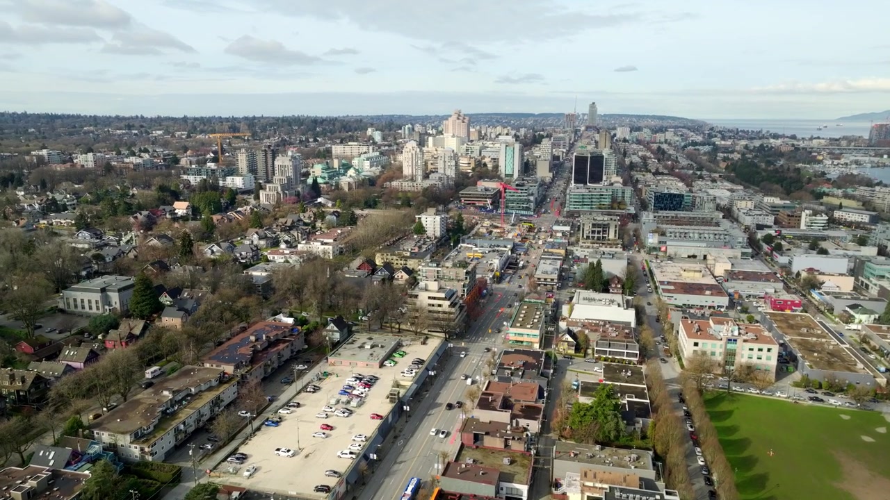 Costruzione in corso dello SkyTrain che modella il trafficato corridoio urbano - Da Main Street a Cambie Street, Vancouver, Columbia Britannica, Canada - Ripresa aerea con drone.
