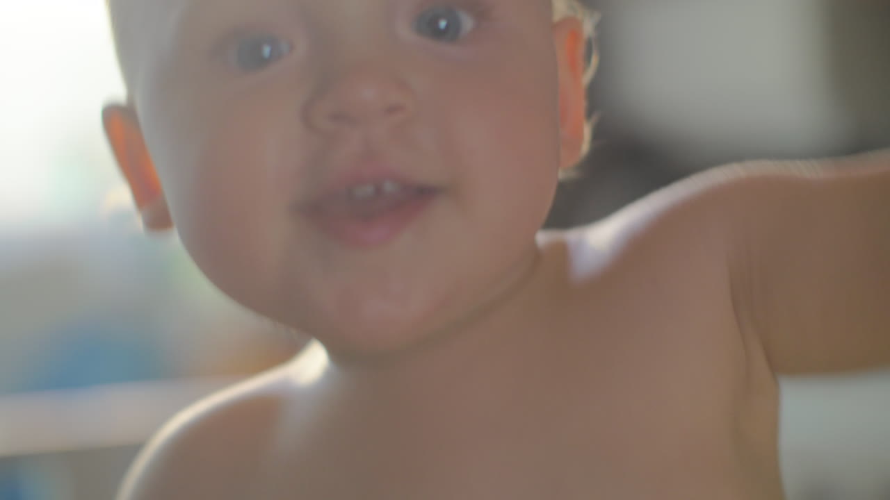 Um close-up do rosto de uma bebê brincalhona