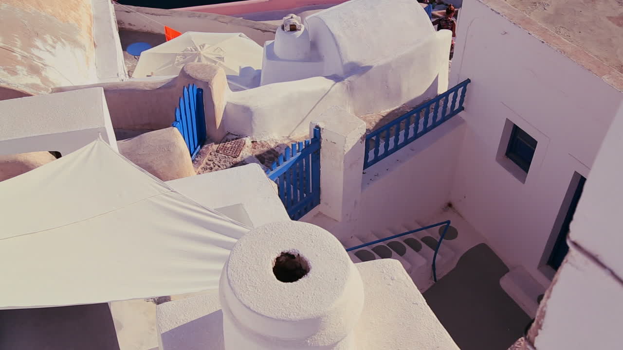 hermosas paredes encaladas y puertas azules en la isla de santorini en grecia