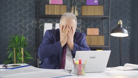 un hombre de negocios aburrido.