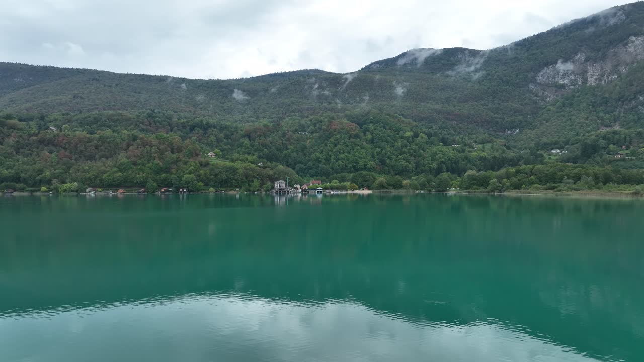 lago azul de annecy con una vista